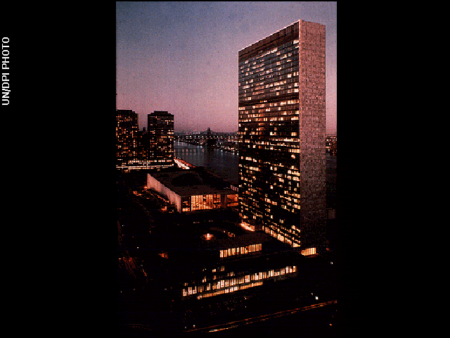un-building-night-30556368033-o